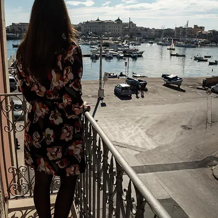 Lakkios Charming And