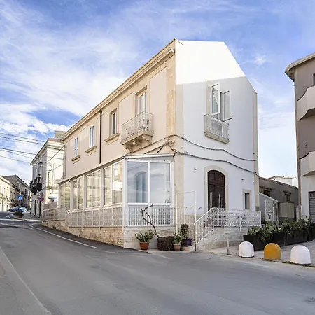 Lakkios Charming And 4*