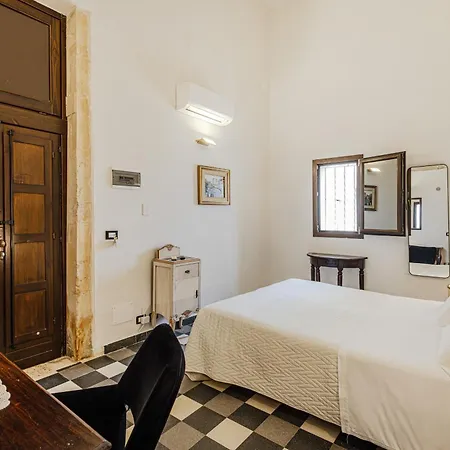B&B Lakkios Charming And